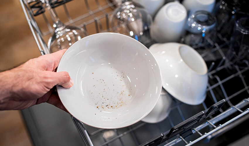 Cleaning dishes